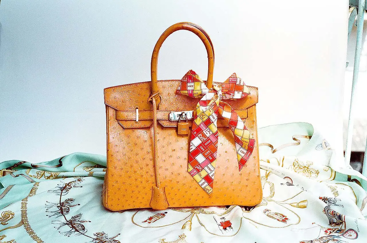 Sac en cuir d'autruche avec cadenas, clochette et carré de soie