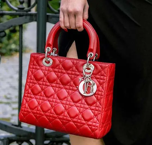 Sac Lady Dior rouge cannage, bijouterie et charm